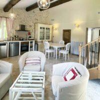 mas-millesisme-salon-cuisine-gite-2-chambres